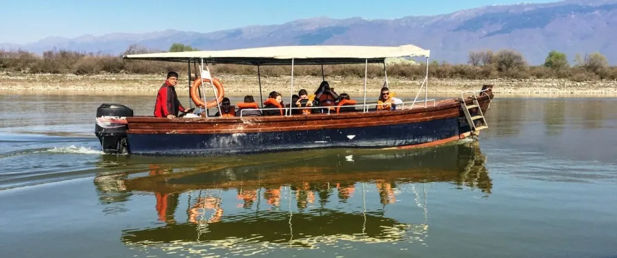 Παραδοσιακή πλάβα της Κερκίνης με επισκέπτες